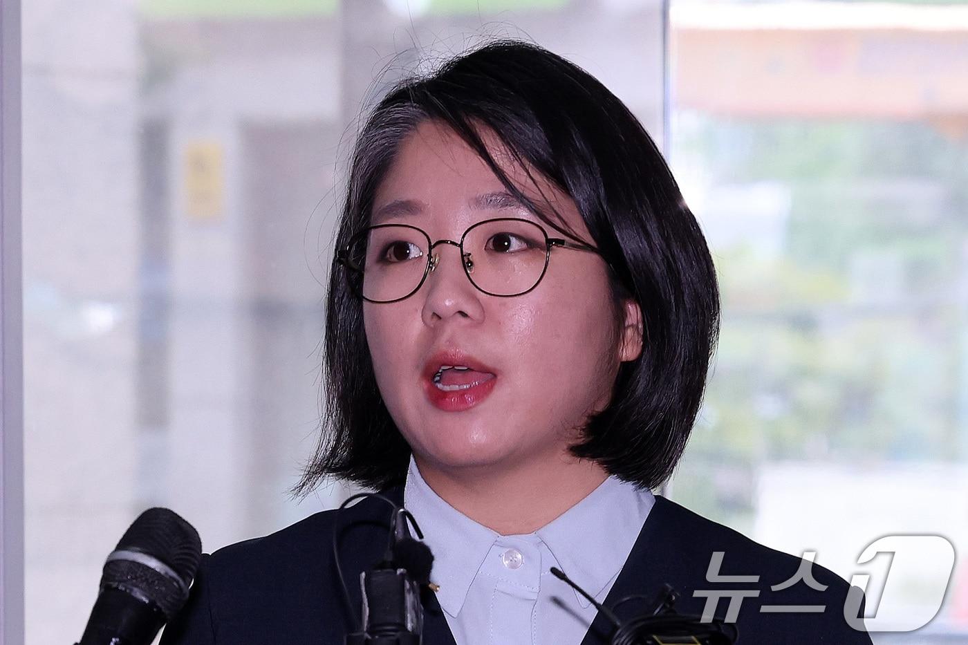 본문 이미지 - 용혜인 성평등가족부 장관 후보자가 2일 오전 서울 서대문구 한국청소년활동진흥원에 마련된 인사청문회 준비사무실로 첫 출근하며 취재진 질문에 답하고 있다. 2026.9.2 ⓒ 뉴스1 박지혜 기자