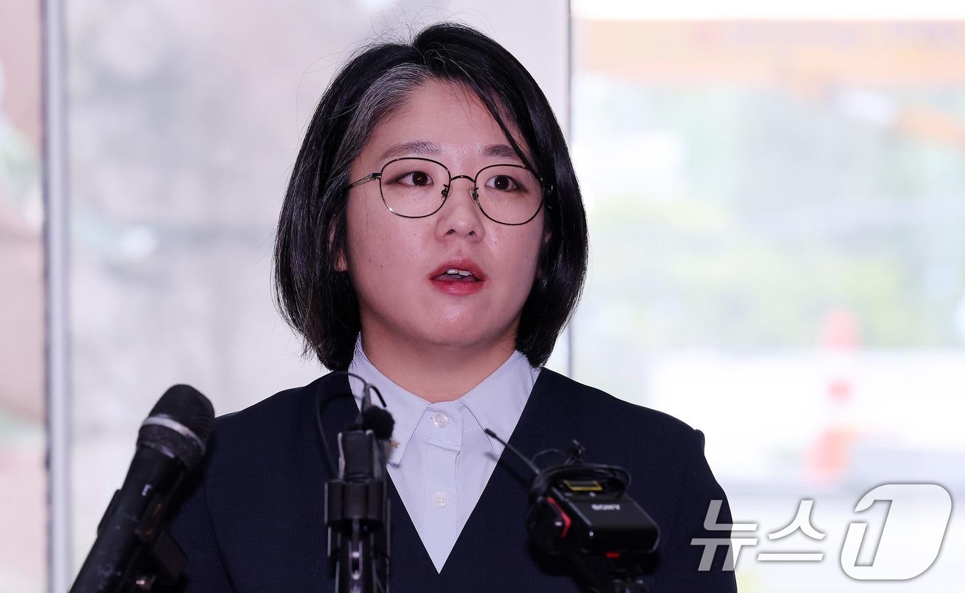 본문 이미지 - 용혜인 성평등가족부 장관 후보자가 2일 오전 서울 서대문구 한국청소년활동진흥원에 마련된 인사청문회 준비사무실로 첫 출근하며 취재진 질문에 답하고 있다. 2026.9.2 ⓒ 뉴스1 박지혜 기자