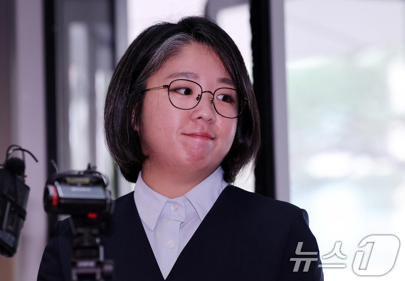 본문 이미지 - 용혜인 성평등가족부 장관 후보자가 2일 오전 서울 서대문구 한국청소년활동진흥원에 마련된 인사청문회 준비사무실로 첫 출근하고 있다. 2026.9.2 ⓒ 뉴스1 박지혜 기자