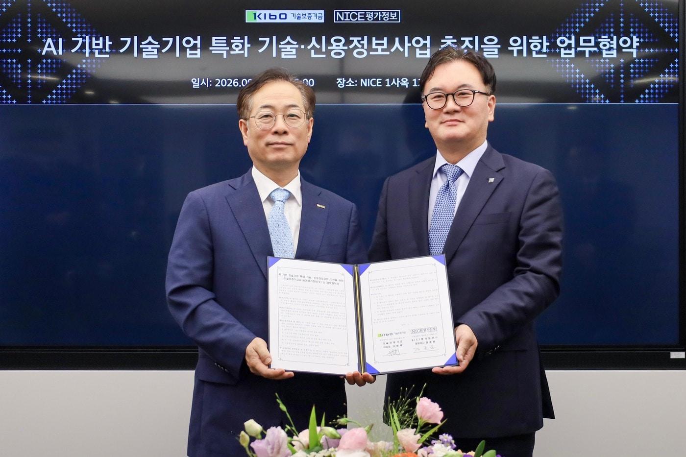 본문 이미지 - 권형택 기술보증기금 이사장(왼쪽)과 김종윤 NICE평가정보 대표이사가 기념사진을 찍고 있다.(기술보증기금 제공)