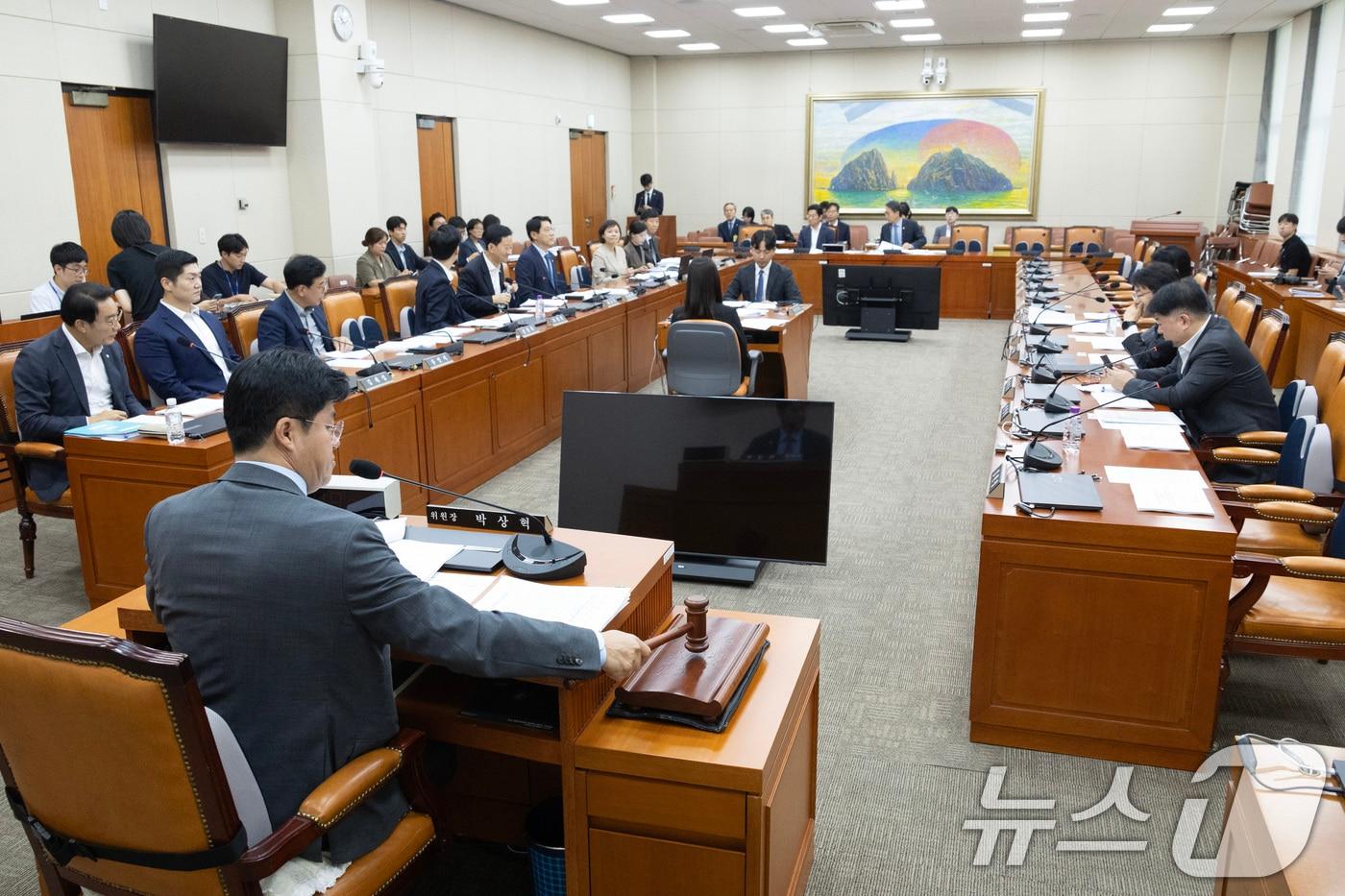 본문 이미지 - 박상혁 소위원장이 2일 서울 여의도 국회에서 열린 정무위원회 법안심사제1소위원회를 주재하고 있다. 2026.9.2 ⓒ 뉴스1 신웅수 기자