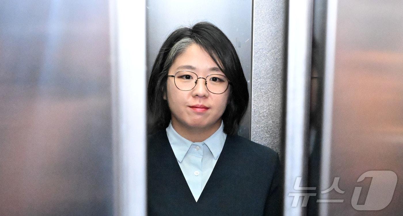 본문 이미지 - 용혜인 성평등가족부 장관 후보자가 2일 오전 서울 서대문구 한국청소년활동진흥원에 마련된 인사청문회 준비사무실로 첫 출근하고 있다. (공동취재) 2026.9.2 ⓒ 뉴스1 박지혜 기자