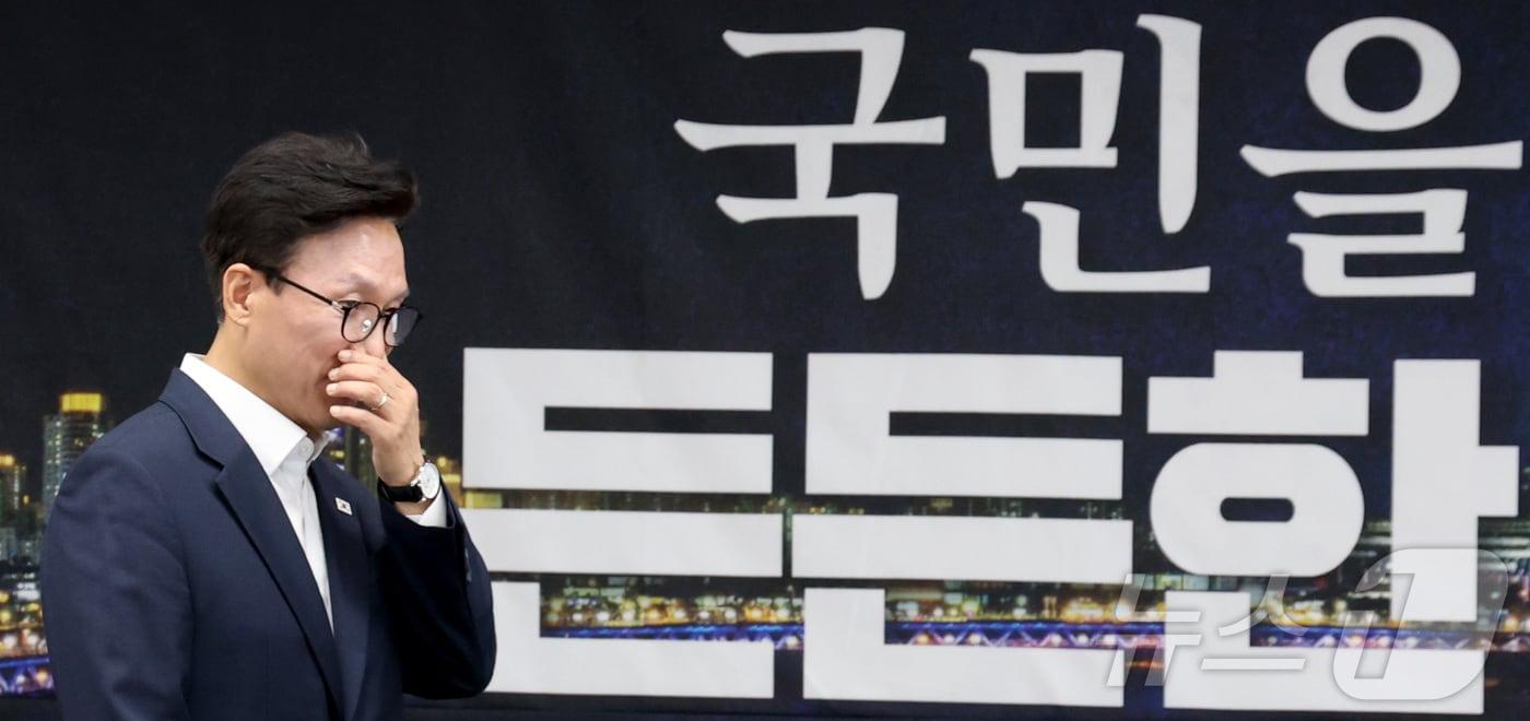 본문 이미지 - 김민석 더불어민주당 대표가 지난 2일 세종시 보람동 세종시청에서 열린 최고위원회의에 입장하고 있다. 2026.9.2 ⓒ 뉴스1 김기남 기자