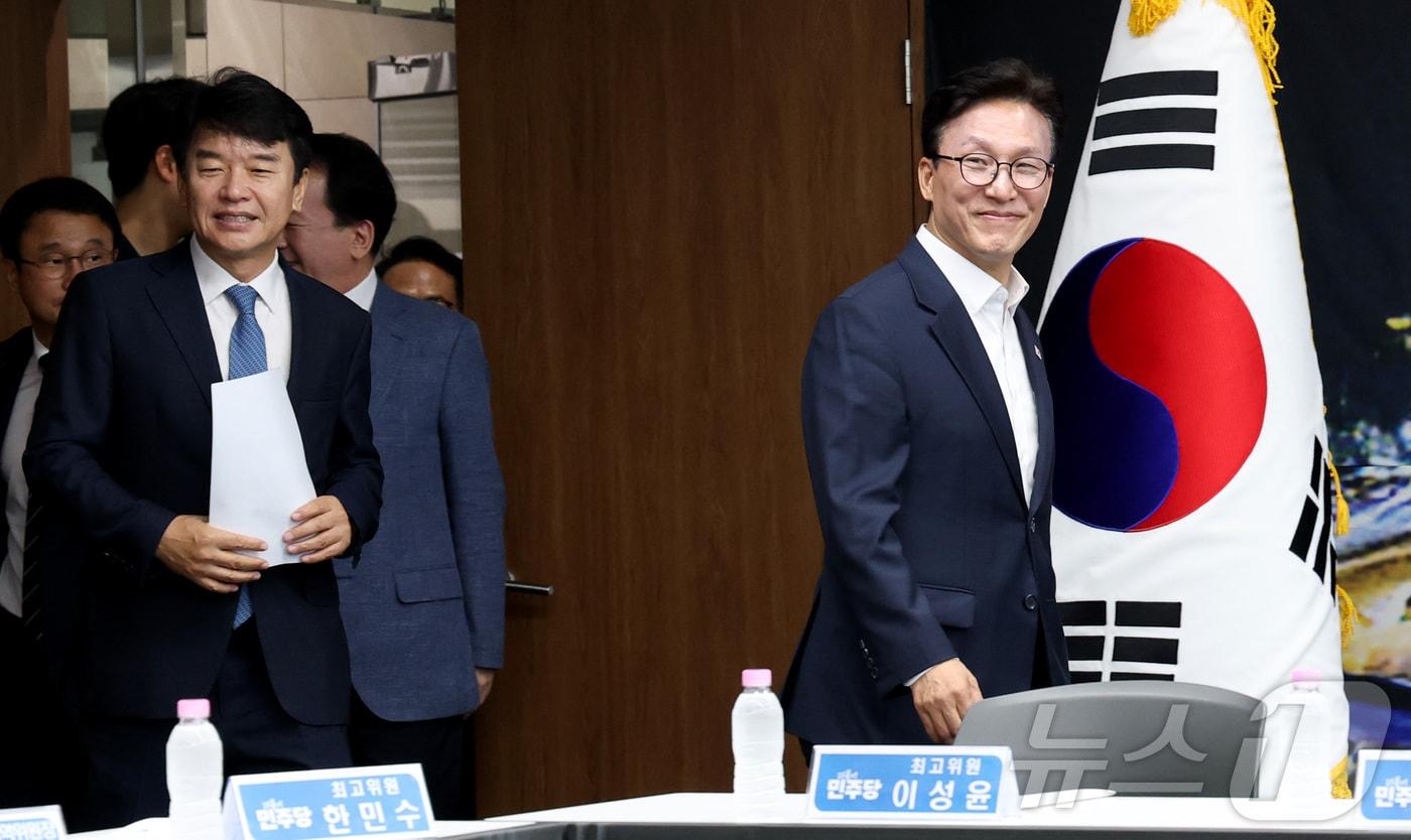 본문 이미지 - 김민석 더불어민주당 대표가 지난 2일 세종시 보람동 세종시청에서 열린 최고위원회의에 입장하고 있다. (자료사진) 2026.9.2 ⓒ 뉴스1 김기남 기자