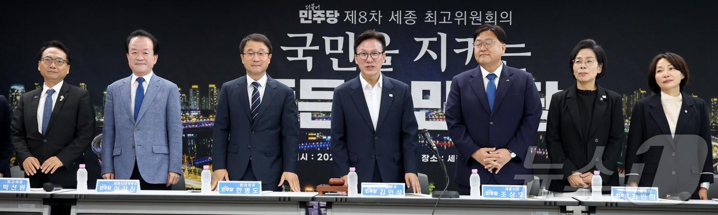 본문 이미지 - 김민석 더불어민주당 대표 및 한병도 원내대표, 최고위원들이 2일 세종시 보람동 세종시청에서 열린 최고위원회의에 앞서 인사하고 있다. 2026.9.2 ⓒ 뉴스1 김기남 기자