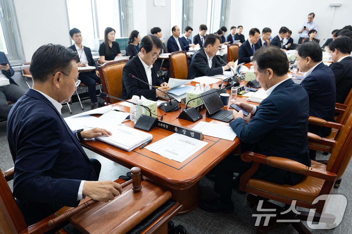 본문 이미지 - 유상범 국회 예산결산특별위원회 2025회계연도 결산심사소위원장이 2일 서울 여의도 국회에서 열린 제439회 국회(정기회) 예산결산특별위원회 제1차 2025회계연도 결산심사소위원회에서 의사봉을 두드리고 있다. 2026.9.2 ⓒ 뉴스1 유승관 기자