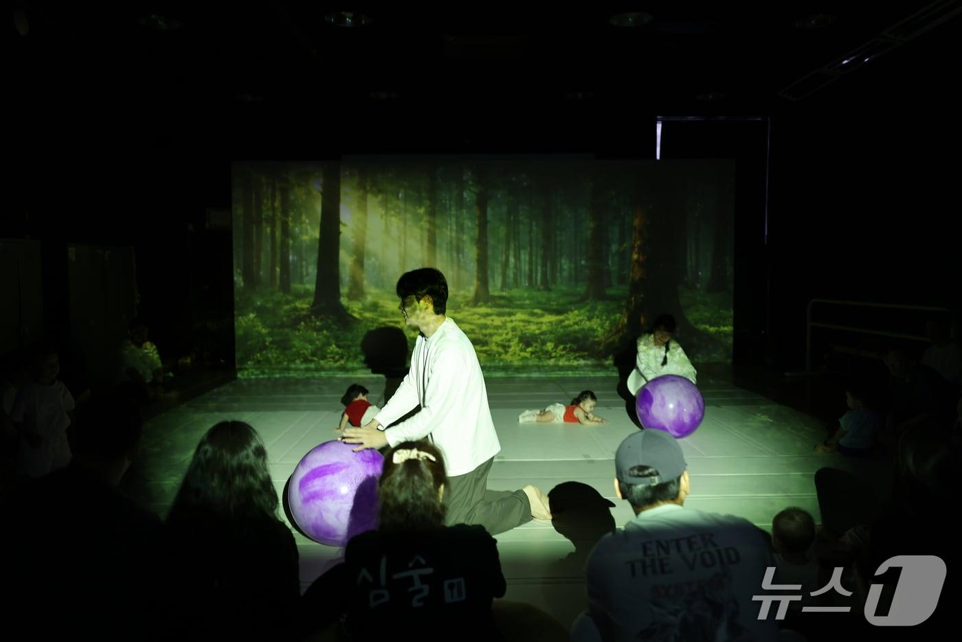 본문 이미지 - 지난 8월 개최된 전주세계소리축제 '어린이 소리축제- 베이비 드라마' 프로그램 중 '개똥이의 모헙'.(전주세계소리축제 제공. 재판매 및 DB 금지)