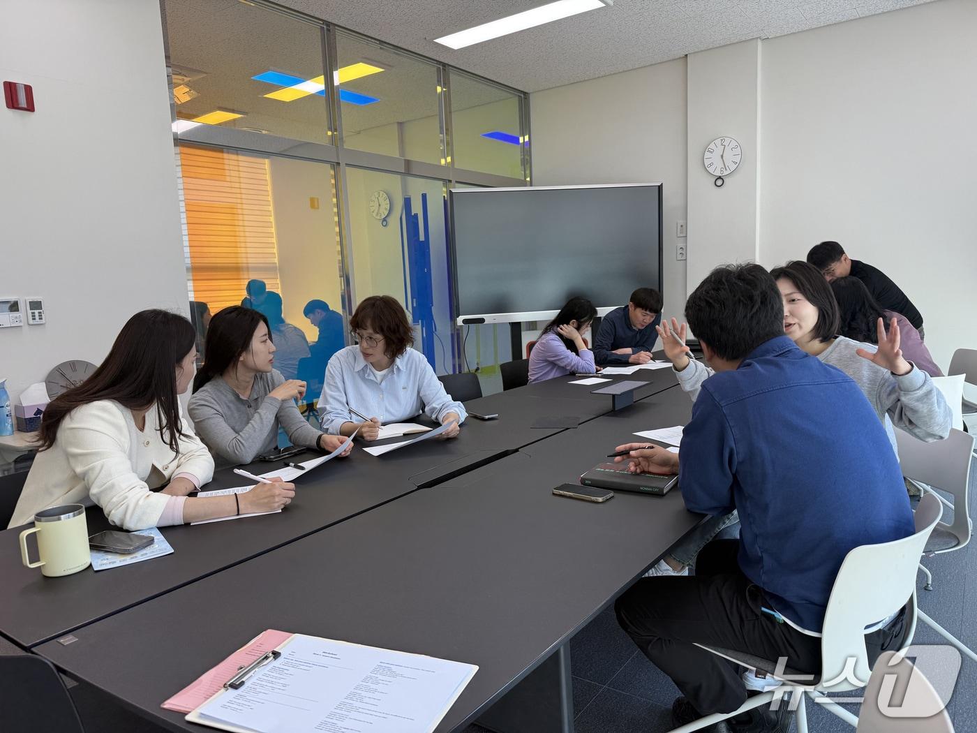 본문 이미지 - 2027 논산세계딸기산업엑스포조직위원회가 건양대학교 정부초청 외국인 장학생들과 국제교류 멘토링 프로그램을 운영했다. (논산세계딸기산업엑스포조직위 제공.재판매 및 DB금지)/뉴스1
