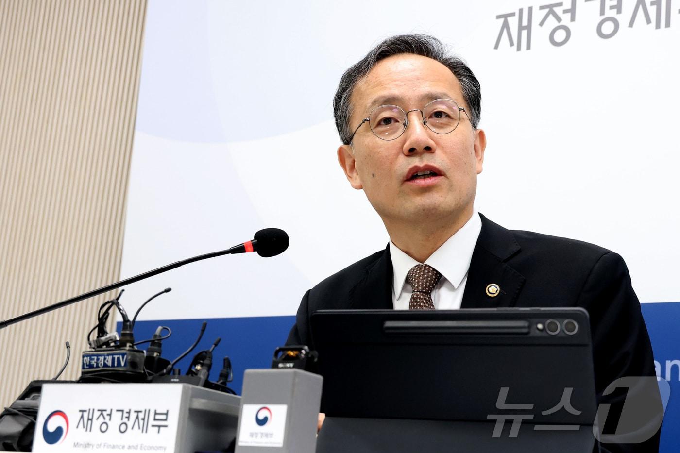 본문 이미지 - 이형일 부총리 겸 재정경제부 장관 후보자가 2일 세종시 정부세종청사 재정경제부 기자실에서 열린 간담회에 참석하여 취재진의 질문에 답하고 있다. 2026.9.2 ⓒ 뉴스1 김기남 기자