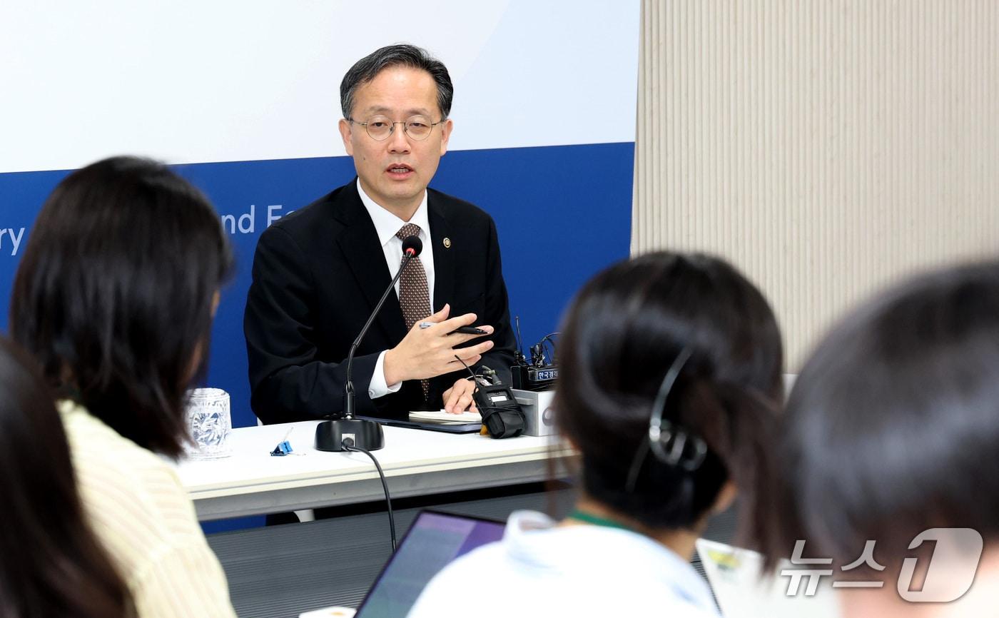 본문 이미지 - 이형일 부총리 겸 재정경제부 장관 후보자가 2일 세종시 정부세종청사 재정경제부 기자실에서 열린 감담회에 참석하여 취재진의 질문에 답하고 있다. 2026.9.2 ⓒ 뉴스1 김기남 기자
