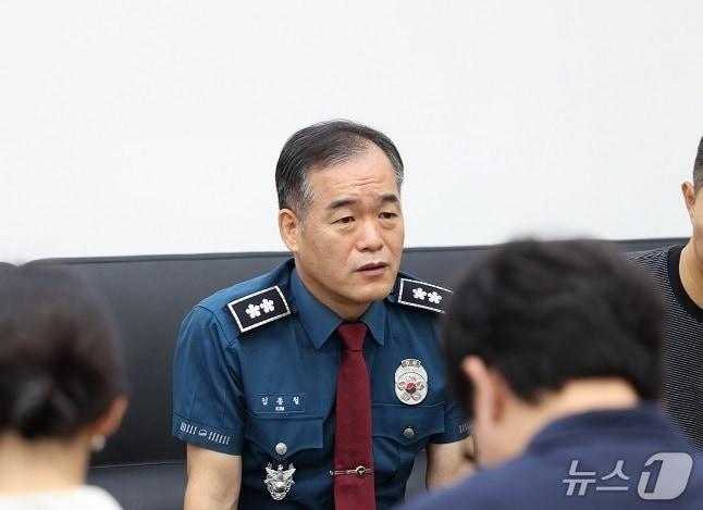 본문 이미지 - 경찰청장 직무대행을 맡게 된 김종철 신임 경찰청 차장이 2일 경남경찰청에서 기자들과 만나 신임 경찰청 차장으로 임명된 데 대해 각오를 밝히고 있다.(경남경찰청 제공. 재판매 및 DB금지)