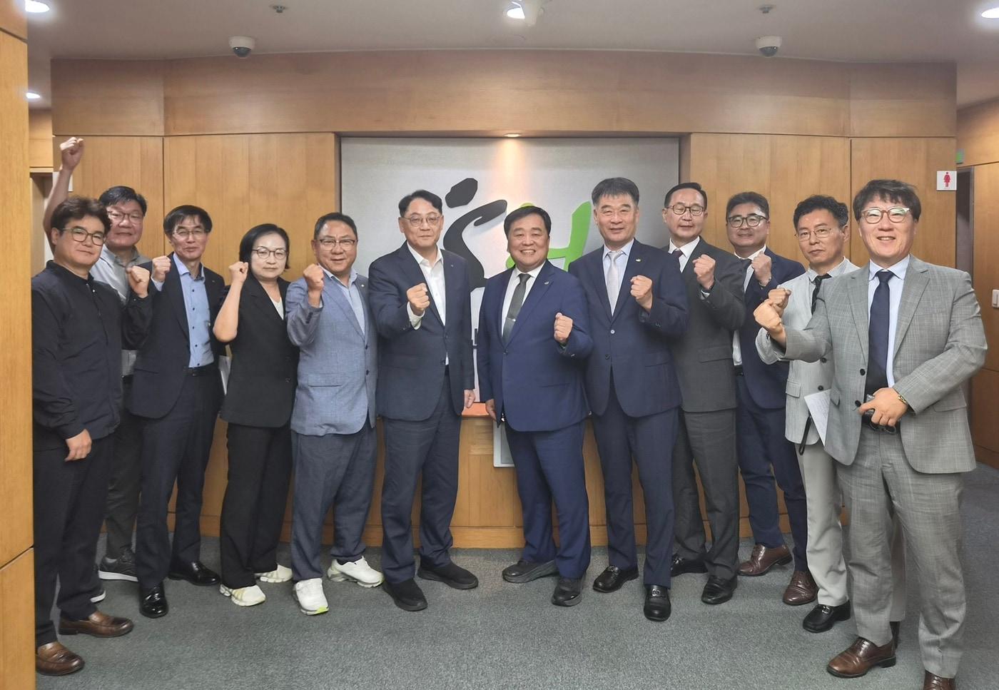본문 이미지 -  황상하 서울주택도시개발공사 사장(왼쪽 여섯 번째)과 최태진 대한건설협회 서울시회장(왼쪽 일곱 번째)을 비롯한 간담회 참석자들이 행사를 마친 뒤 기념촬영을 하고 있다.(SH 제공)