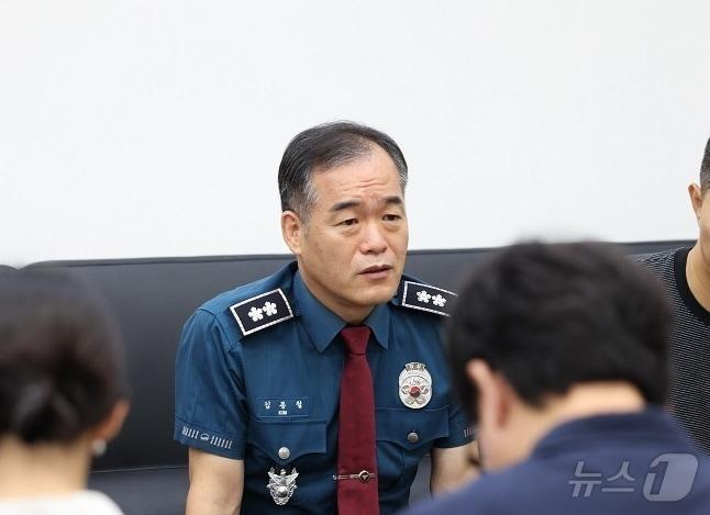 본문 이미지 - 경찰청장 직무대행을 맡게 된 김종철 신임 경찰청 차장이 2일 경남 창원시 의창구 경남경찰청에서 기자들과 만나 대화하며 각오를 밝히고 있다.(경남경찰청 제공. 재판매 및 DB금지) 2026.9.2 ⓒ 뉴스1 강정태 기자