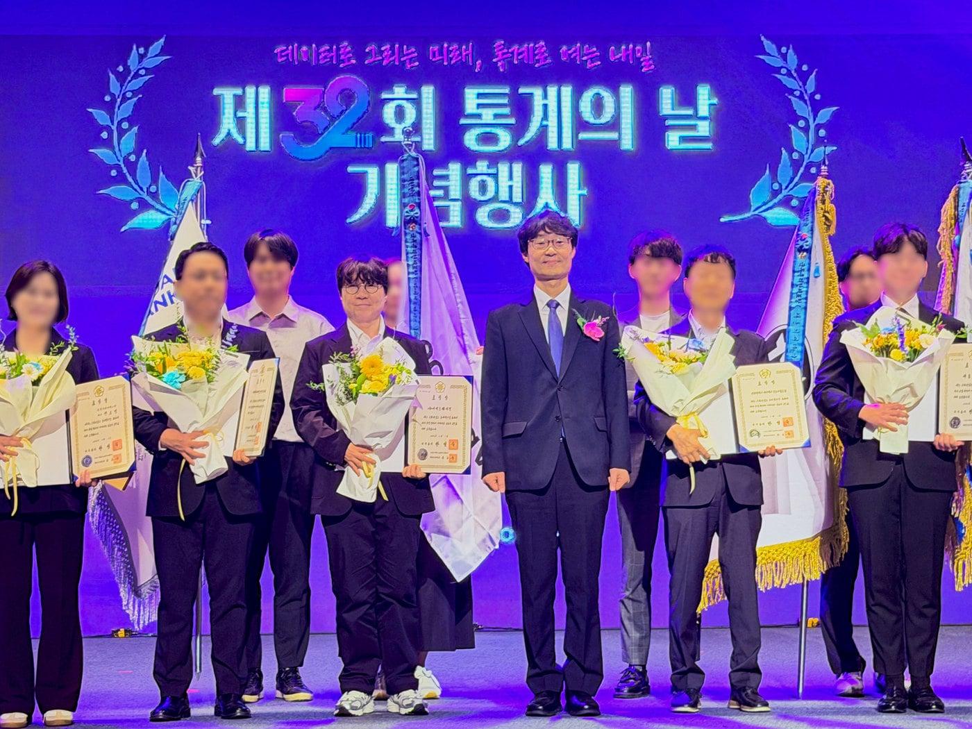 본문 이미지 - 제32회 통계의 날 국무총리표창 수상자(커넥트웨이브 관계자  포함)들이 기념사진을 찍고 있다.(커넥트웨이브 제공)