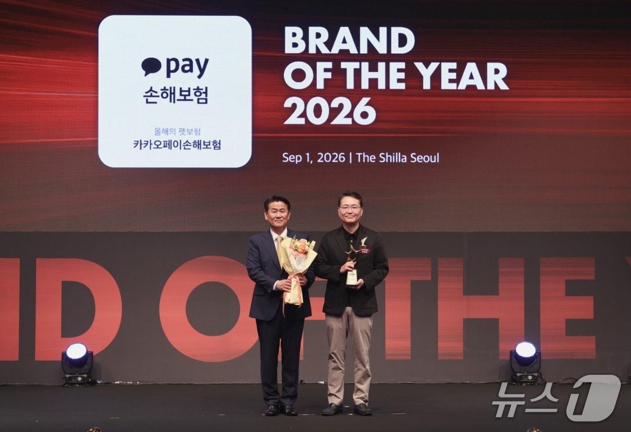 본문 이미지 - 카카오페이손해보험 장영근 대표(오른쪽)가 2026 올해의 브랜드 대상에서 올해의 펫보험을 수상한 뒤 기념 촬영을 하고 있다./사진제공=카카오페이손해보험