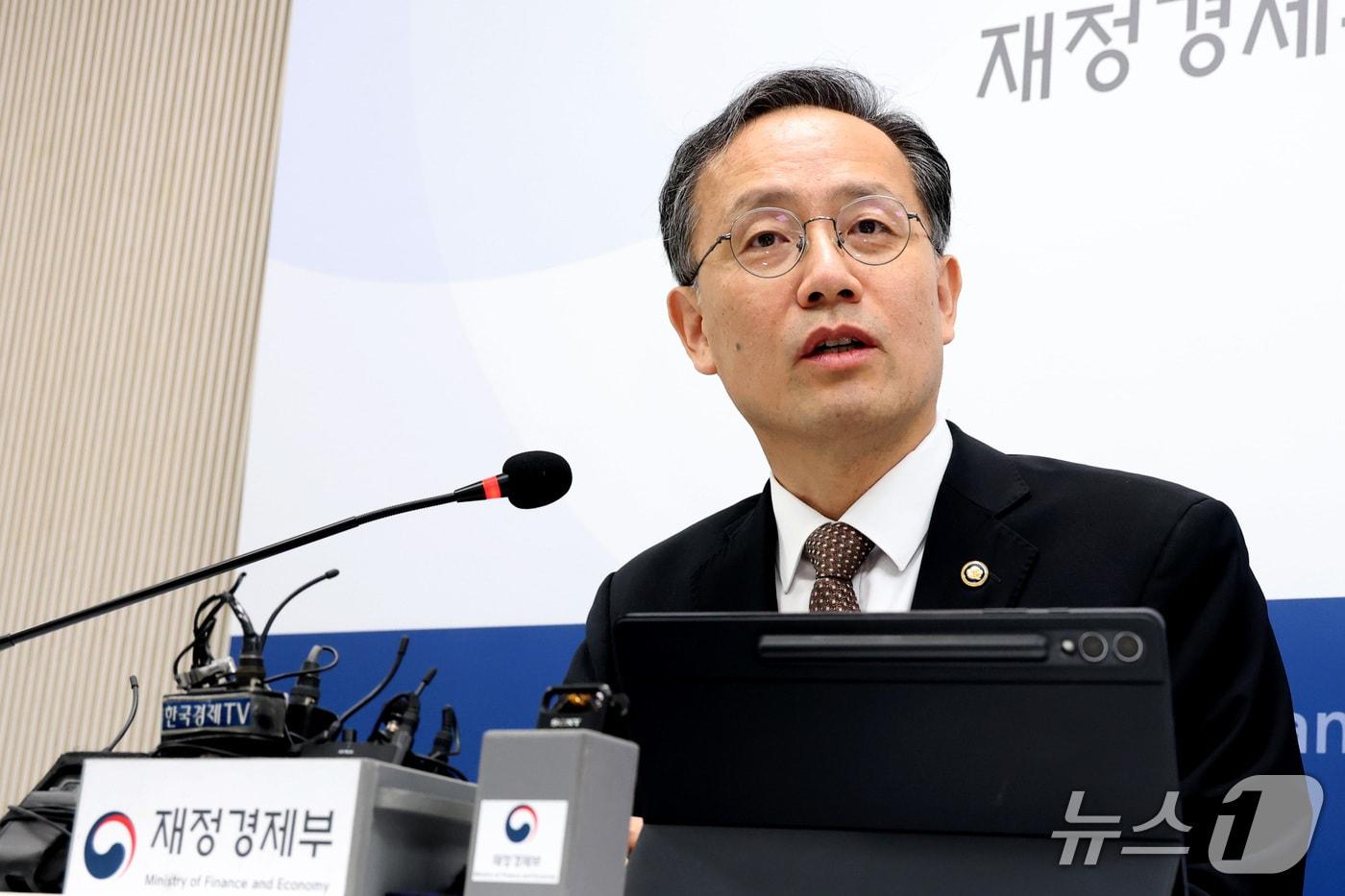 본문 이미지 - 이형일 부총리 겸 재정경제부 장관 후보자가 2일 세종시 정부세종청사 재정경제부 기자실에서 열린 감담회에 참석하여 취재진의 질문에 답하고 있다. 2026.9.2 ⓒ 뉴스1 김기남 기자