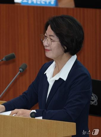 본문 이미지 - 추미애 경기도지사가 2일 경기 수원시 영통구 경기도의회 본회의장에서 열린 '제393회 임시회 제2차 본회의'에서 임기 첫 대집행부 질문에 답하고 있다. 2026.9.2 ⓒ 뉴스1 김영운 기자