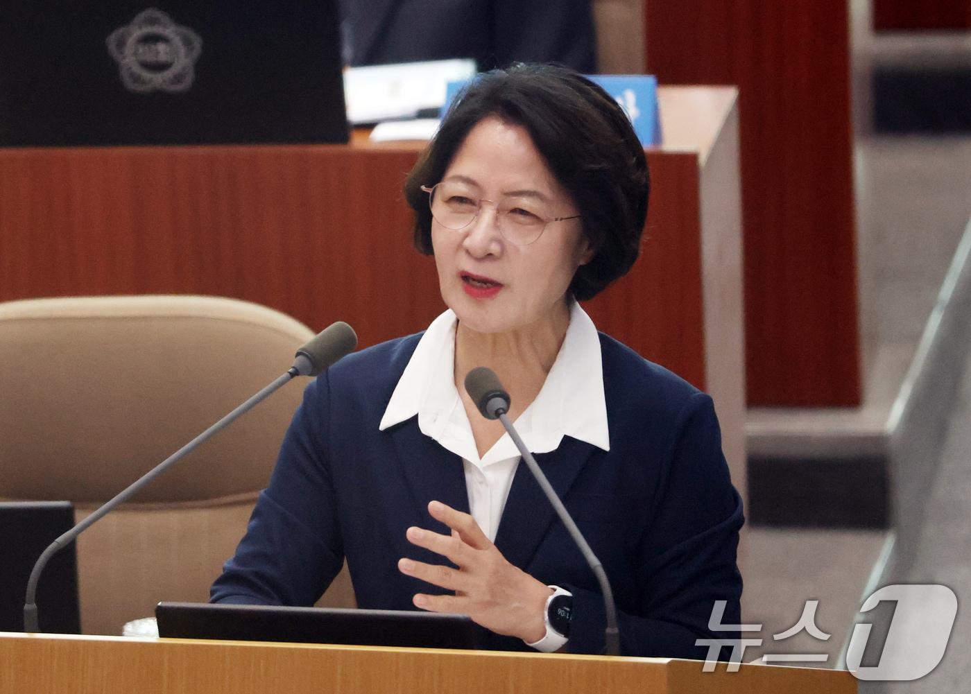 본문 이미지 - 추미애 경기도지사가 지난 2일 경기 수원시 영통구 경기도의회 본회의장에서 열린 '제393회 임시회 제2차 본회의'에서 임기 첫 대집행부 질문에 답하고 있다. 2026.9.2 ⓒ 뉴스1 김영운 기자