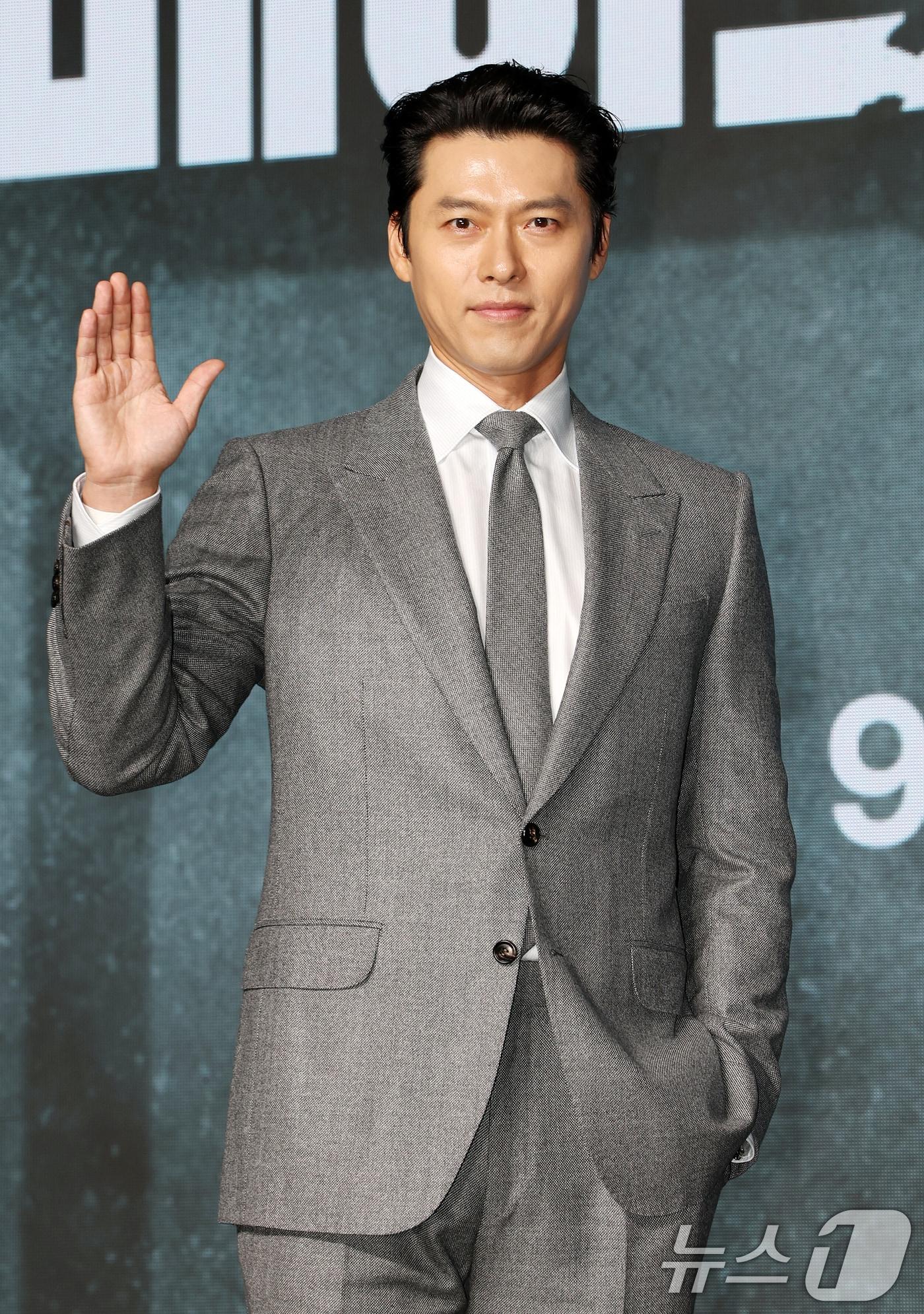 본문 이미지 - 배우 현빈이 2일 서울 영등포구 콘래드서울호텔 그랜드볼룸에서 진행된 디즈니+ 오리지널 시리즈 '메이드 인 코리아2' 제작발표회에 참석해 포즈를 취하고 있다. '메이드 인 코리아2'는 10.26 사태에서 12.12 군사반란으로 이어지는 한국 근현대사의 굵직한 사건들을 기반으로 창작한 '팩션' 시대물로 오는 9일 공개한다. 2026.9.2 ⓒ 뉴스1 김진환 기자