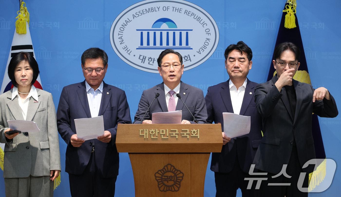 본문 이미지 - 김미애 의원을 비롯한 국민의힘 부산 지역 의원들이 2일 서울 여의도 국회 소통관에서 금융감독원·금융위원회·산업은행 부산 이전 촉구 기자회견을 하고 있다. 2026.9.2 ⓒ 뉴스1 신웅수 기자