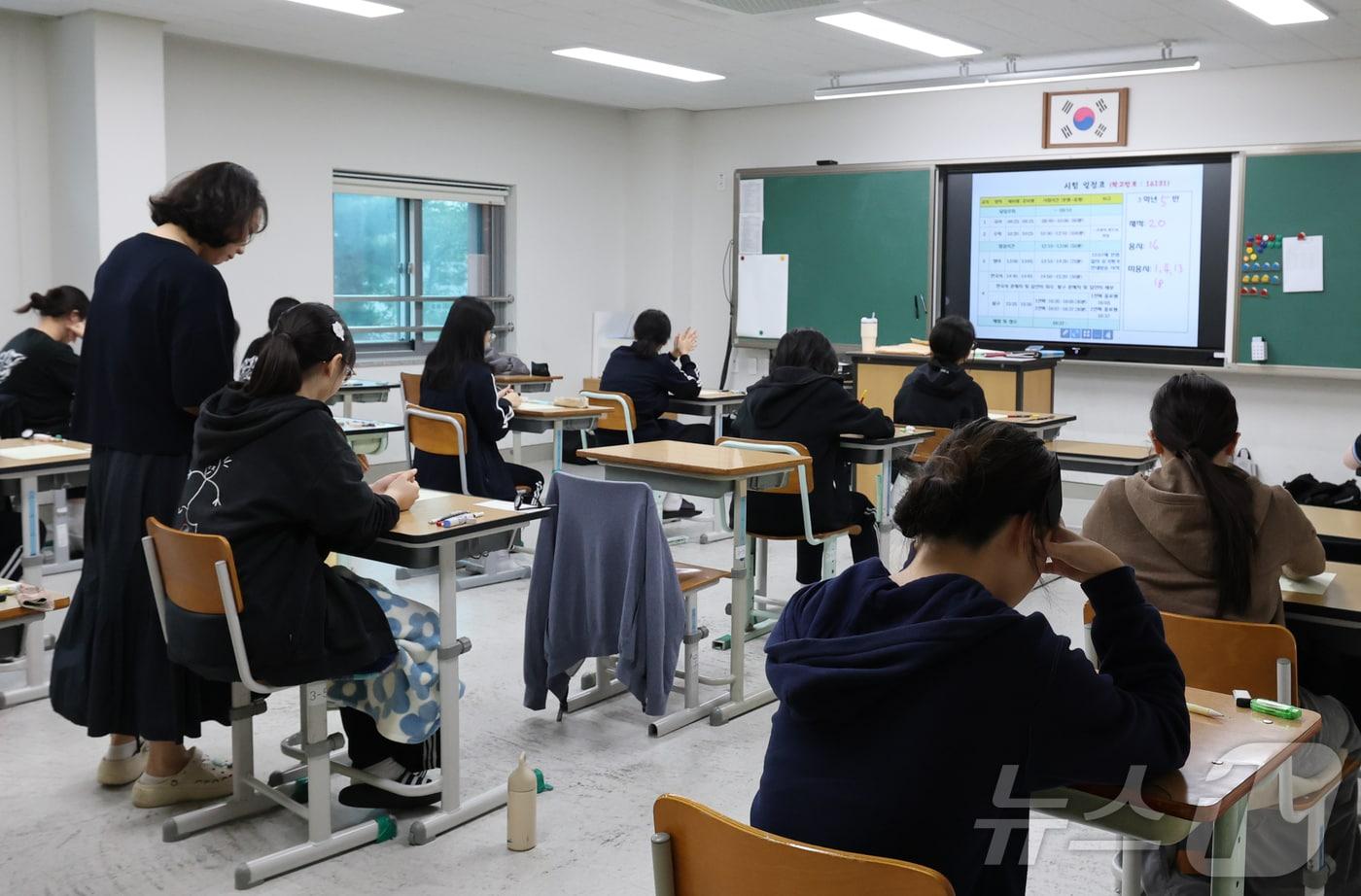 본문 이미지 - 2027학년도 대학수학능력시험 9월 모의평가가 치뤄진 2일 대전 유성구 대덕고에서 학생들이 시험을 준비하고 있다. 2026.9.2 ⓒ 뉴스1 김기태 기자
