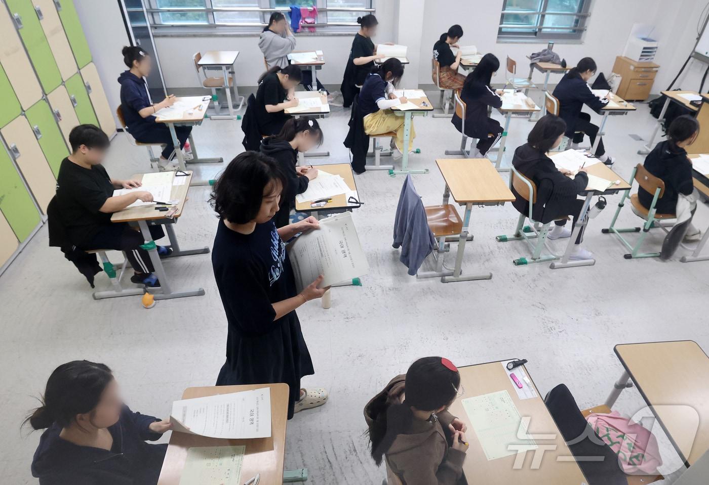 본문 이미지 - 2027학년도 대학수학능력시험 9월 모의평가가 치뤄진 2일 대전 유성구 대덕고에서 학생들이 문제지를 받고 있다. 2026.9.2 ⓒ 뉴스1 김기태 기자