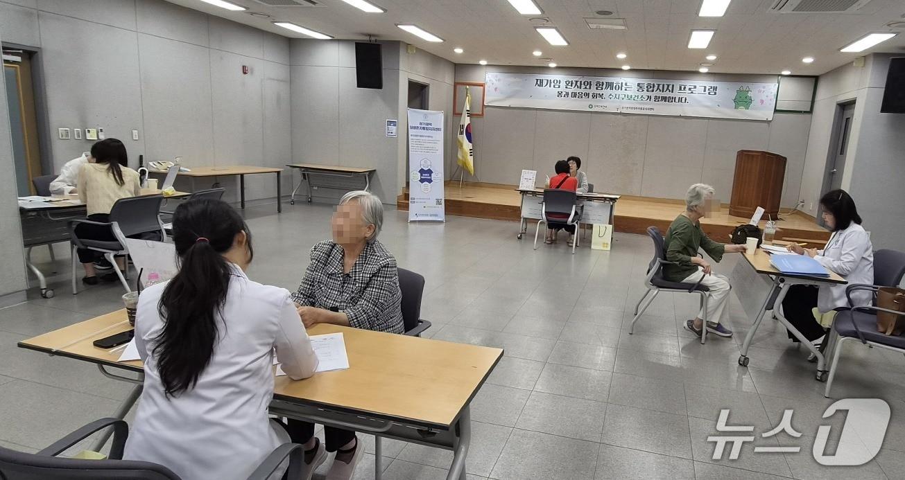 본문 이미지 - 수지구보건소가 지난 1일 재가암환자를 대상으로 상담을 하고 있는 모습.(용인시 제공)