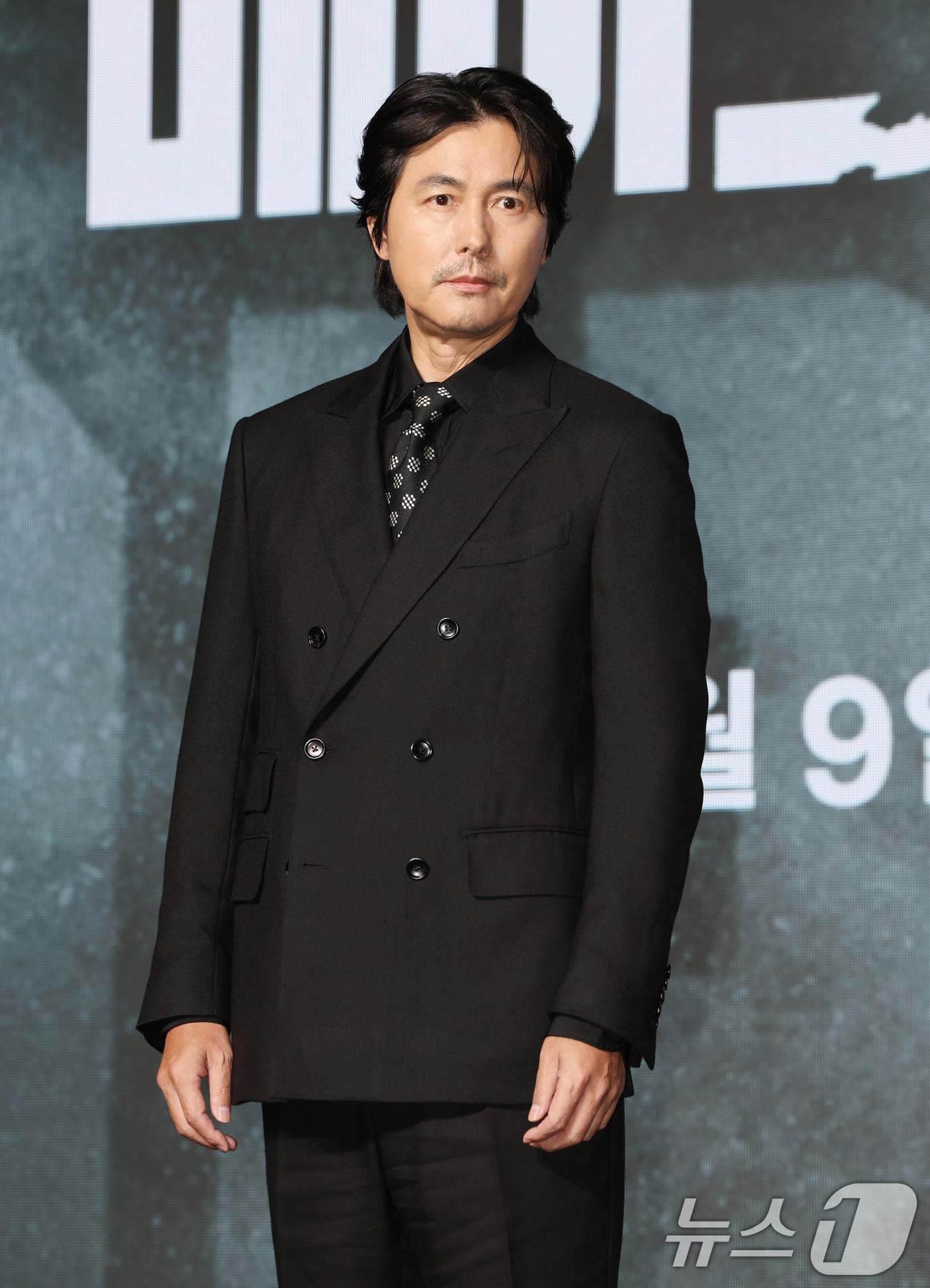 본문 이미지 - 배우 정우성이 2일 서울 영등포구 콘래드서울호텔 그랜드볼룸에서 진행된 디즈니+ 오리지널 시리즈 '메이드 인 코리아2' 제작발표회에 참석해 포즈를 취하고 있다. '메이드 인 코리아2'는 10.26 사태에서 12.12 군사반란으로 이어지는 한국 근현대사의 굵직한 사건들을 기반으로 창작한 '팩션' 시대물로 오는 9일 공개한다. 2026.9.2 ⓒ 뉴스1 김진환 기자