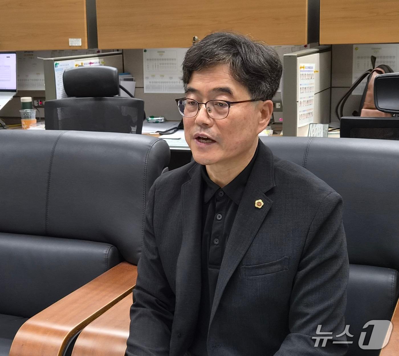 본문 이미지 - 2일 노경만 전북도의원이 전북도의회 기자실에서 간담회를 갖고 있다.2026.9.2/뉴스1