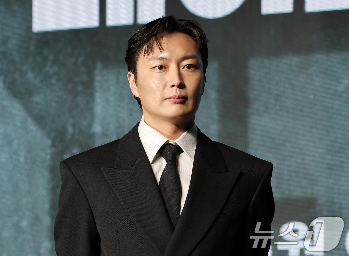 본문 이미지 - 배우 노재원이 2일 서울 영등포구 콘래드서울호텔 그랜드볼룸에서 진행된 디즈니+ 오리지널 시리즈 '메이드 인 코리아2' 제작발표회에 참석해 포즈를 취하고 있다. '메이드 인 코리아2'는 10.26 사태에서 12.12 군사반란으로 이어지는 한국 근현대사의 굵직한 사건들을 기반으로 창작한 '팩션' 시대물로 오는 9일 공개한다. 2026.9.2 ⓒ 뉴스1 김진환 기자