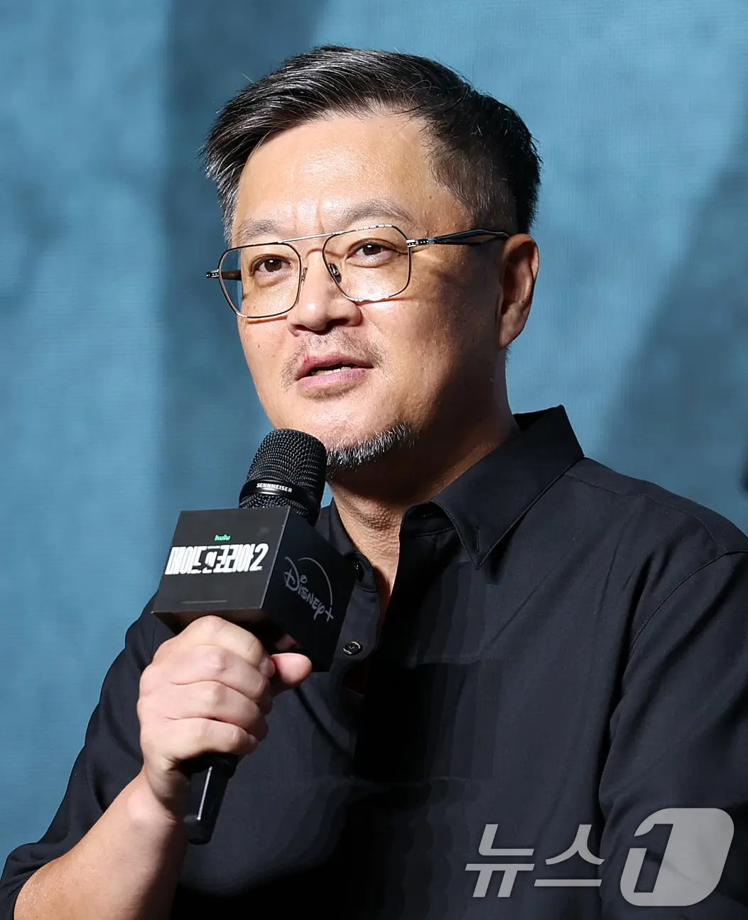 본문 이미지 - 우민호 감독이 2일 서울 영등포구 콘래드서울호텔 그랜드볼룸에서 진행된 디즈니+ 오리지널 시리즈 '메이드 인 코리아2' 제작발표회에 참석해 취재진 질문에 답변하고 있다. '메이드 인 코리아2'는 10.26 사태에서 12.12 군사반란으로 이어지는 한국 근현대사의 굵직한 사건들을 기반으로 창작한 '팩션' 시대물로 오는 9일 공개한다. 2026.9.2 ⓒ 뉴스1 김진환 기자