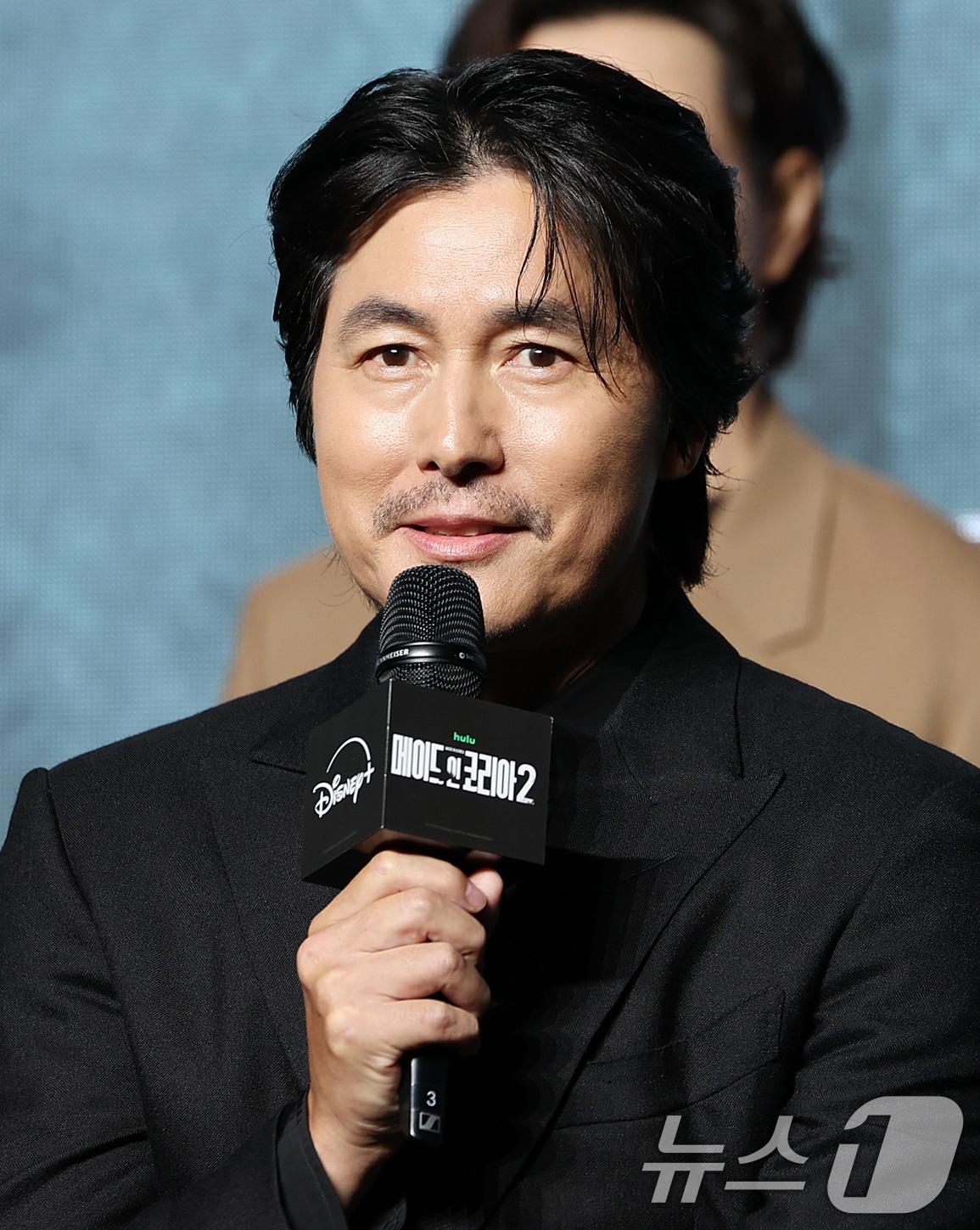 본문 이미지 - 배우 정우성이 2일 서울 영등포구 콘래드서울호텔 그랜드볼룸에서 진행된 디즈니+ 오리지널 시리즈 '메이드 인 코리아2' 제작발표회에 참석해 취재진 질문에 답변하고 있다. '메이드 인 코리아2'는 10.26 사태에서 12.12 군사반란으로 이어지는 한국 근현대사의 굵직한 사건들을 기반으로 창작한 '팩션' 시대물로 오는 9일 공개한다. 2026.9.2 ⓒ 뉴스1 김진환 기자