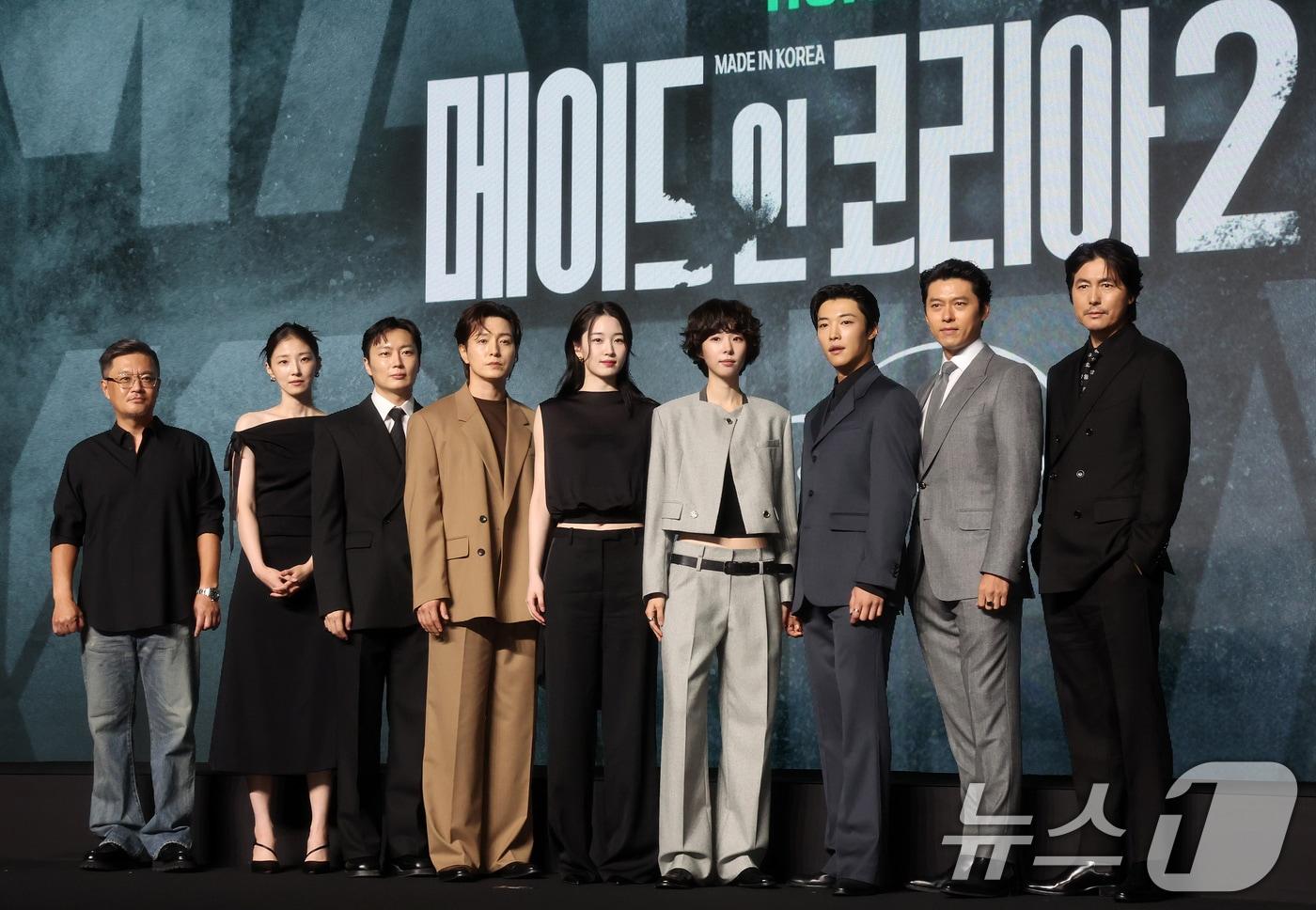 본문 이미지 - 2일 서울 영등포구 콘래드서울호텔 그랜드볼룸에서 진행된 디즈니+ 오리지널 시리즈 '메이드 인 코리아2' 제작발표회에서 감독과 출연진들이 포즈를 취하고 있다. 사진 왼쪽부터 우민호 감독, 배우 차희, 노재원, 정성일, 지안, 서은수, 우도환, 현빈, 정우성. '메이드 인 코리아2'는 10.26 사태에서 12.12 군사반란으로 이어지는 한국 근현대사의 굵직한 사건들을 기반으로 창작한 '팩션' 시대물로 오는 9일 공개한다. 2026.9.2 ⓒ 뉴스1 김진환 기자