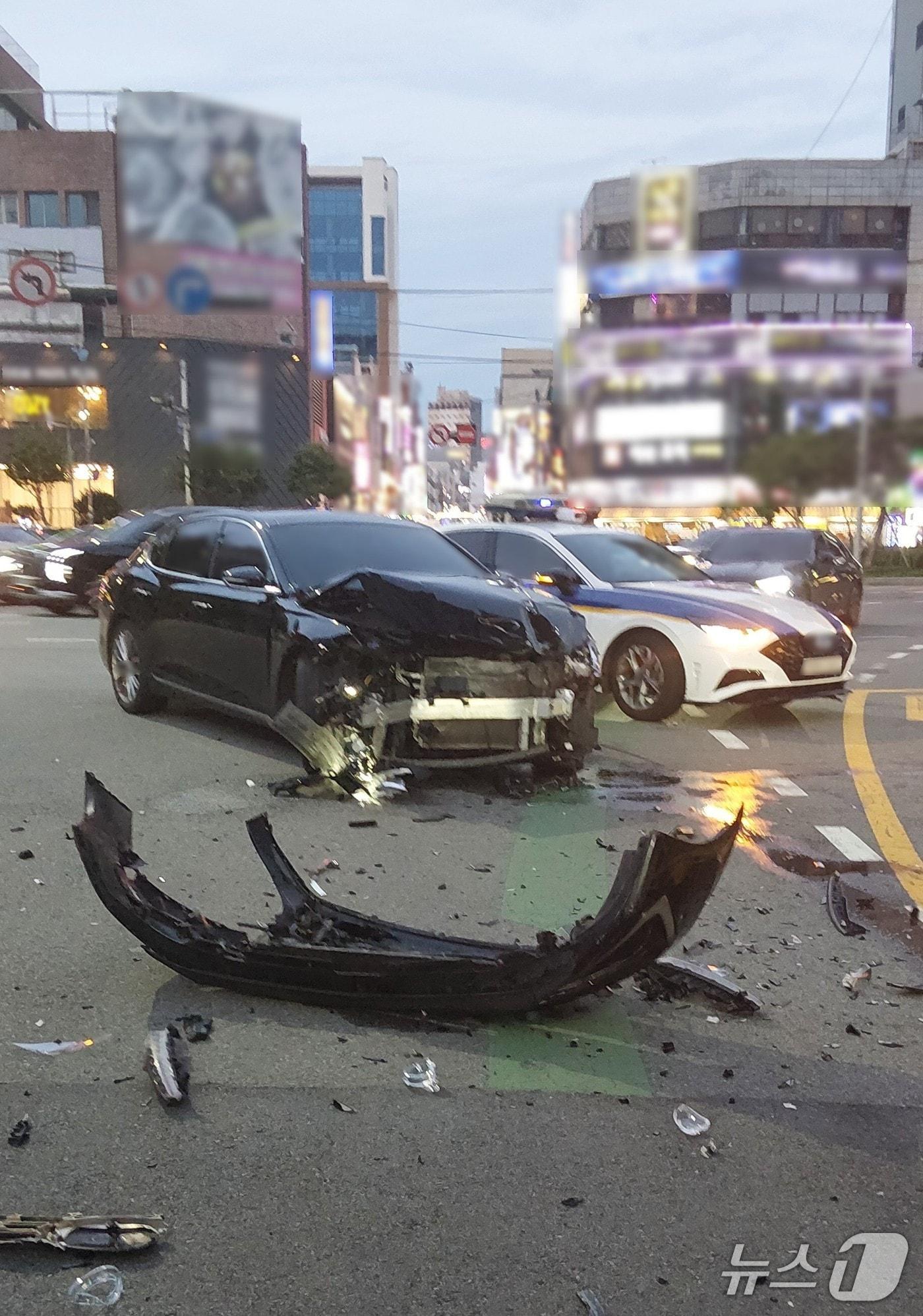 본문 이미지 - 1일 오후 6시 50분쯤 부산 중구 부평교차로 인근 교통사고 현장. (부산 중부경찰서 제공. 재판매 및 DB 금지)