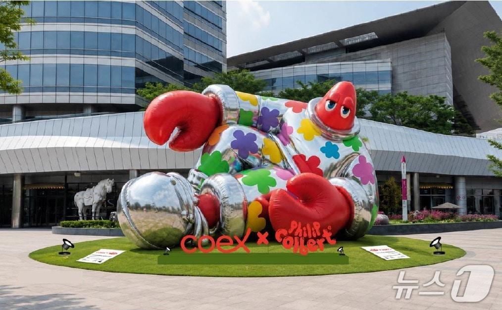 본문 이미지 - 코엑스가 창립 40주년을 맞아 오는 30일까지 서울 강남구 아셈광장에 필립 콜버트의 초대형 풍선 조각 '누워 있는 랍스터'를 선보인다.