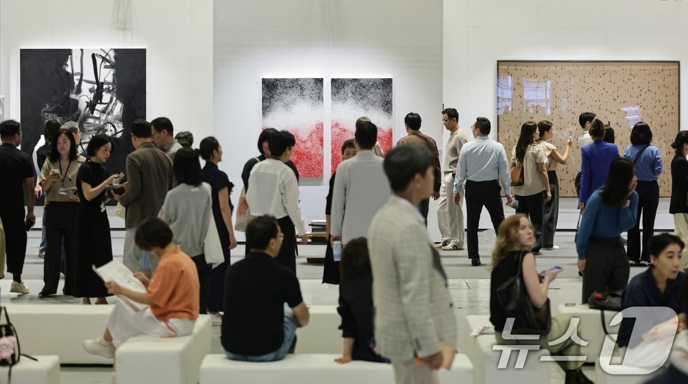 본문 이미지 - 2일 서울 강남구 코엑스에서 열린 ‘FRIEZE SEOUL 2026'(프리즈 서울)에서 관람객들이 전시품을 살펴보고 있다. 2026.9.2 ⓒ 뉴스1 김도우 기자