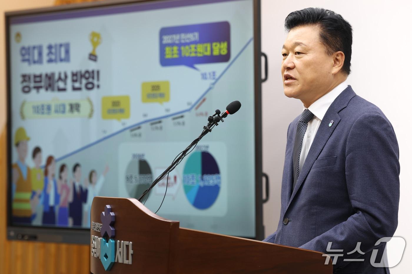 본문 이미지 - 신용한 충북지사가 2일 도청 브리핑룸에서 내년도 정부예산안 확보와 관련한 설명을 하고 있다. (충북도 제공. 재판매 및 DB금지)