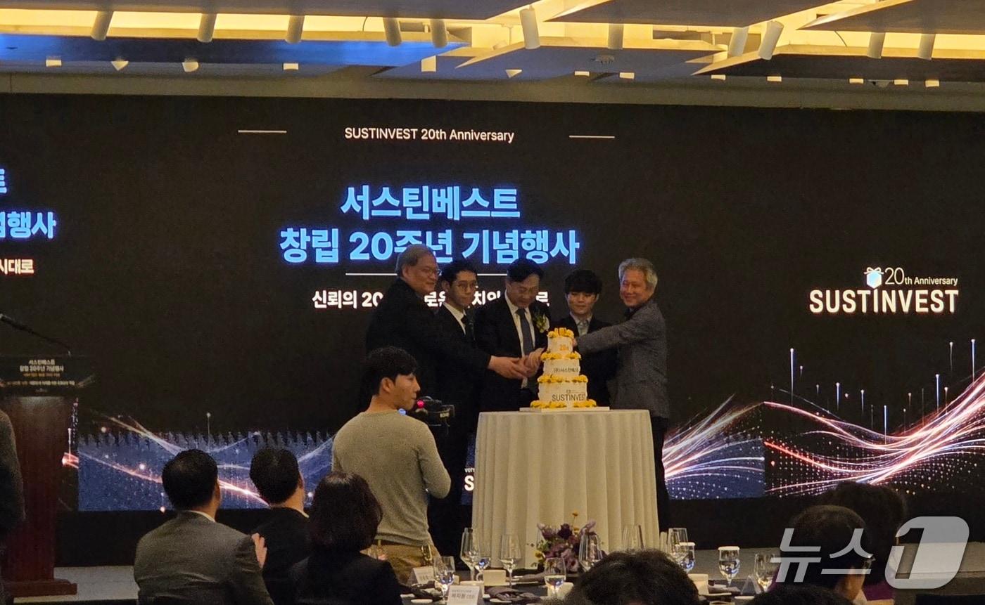 본문 이미지 - 2일 서울 중구 웨스틴 조선호텔에서 열린 '서스틴베스트 창립 20주년 기념행사'에서 류영재 서스틴베스트 회장(왼쪽 세번째)과 참석자들이 기념사진을 촬영하고 있다. ⓒ 뉴스1 손엄지 기자