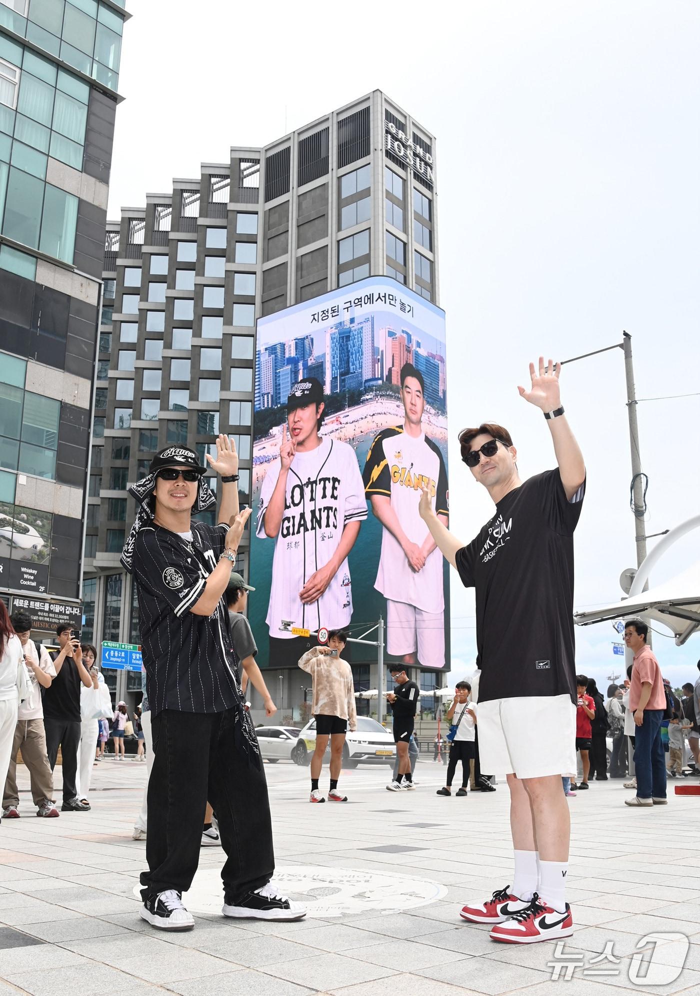 본문 이미지 - 해운대구 홍보대사로 활동 중인 예능인 하하(왼쪽)와 한상진 배우.(해운대구 제공. 재판매 및 DB금지)