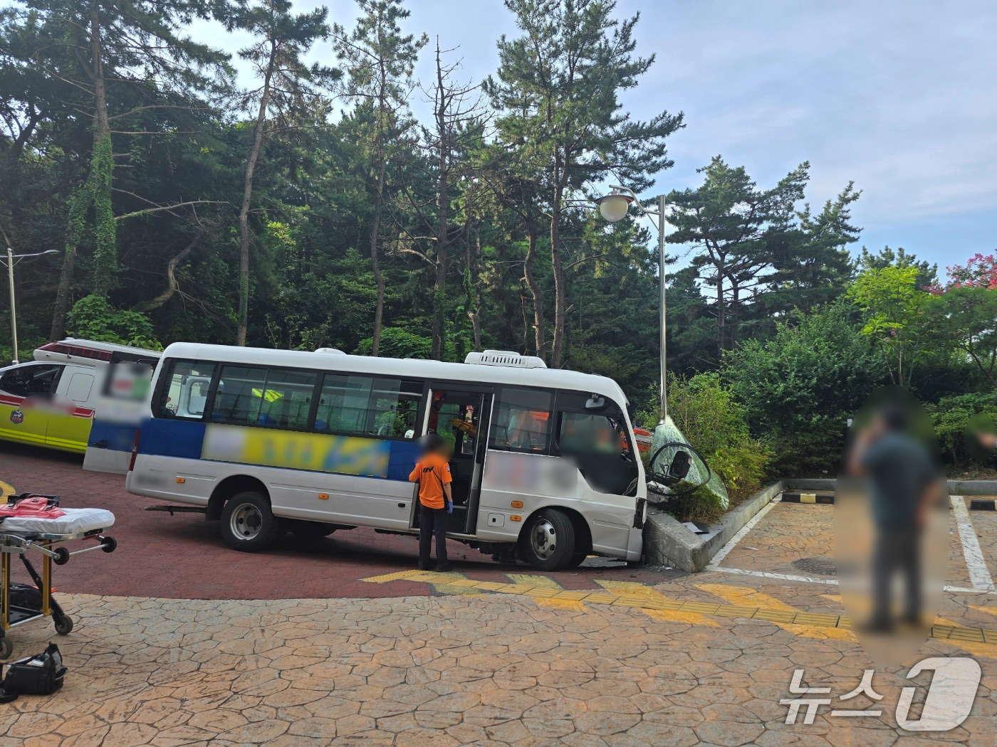 본문 이미지 - 2일 부산 사하구 동아대학교 캠퍼스를 운행하는 순환버스가 내리막길을 주행하다 사고가 난 모습 (경찰 제공. 재판매 및 DB금지)