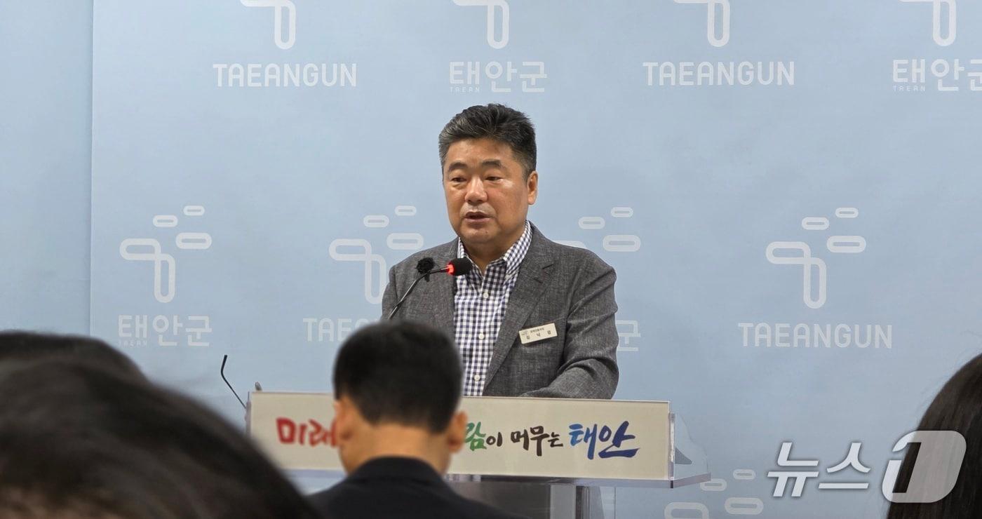 본문 이미지 - 2일 군청 브리핑룸에서 정례브리핑을 열고 지역 상권 활성화 등을 설명하는 김낙겸 태안군 경제진흥과장ⓒ 뉴스1 김태완 기자