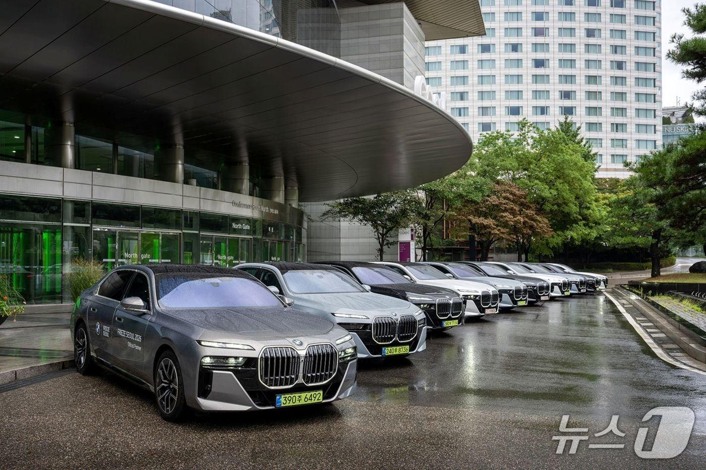 본문 이미지 - 아트페어 '프리즈 서울 2026'에 투입되는 BMW코리아의 VIP 대상 공식 셔틀 서비스 차량(BMW코리아 제공)