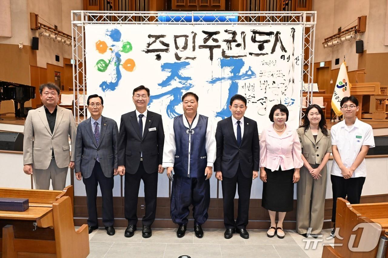 본문 이미지 - 김제선 중구청장이 중구민의 날 기념식에서 참석자와 기념촬영 하고 있다.(중구 제공. 재판매 및 DB금지)