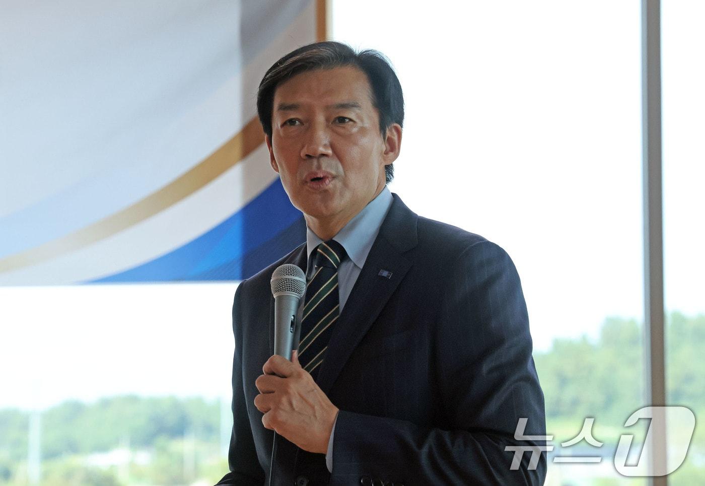 본문 이미지 - 조국 혁신정책연구원장이 지난 9월 2일 오후 전남 신안군 압해읍 보훈회관에서 열린 '2026 신안군 명사 초청 특강'에서 '호남정치의 미래'를 주제로 강연하고 있다. 2026.9.2 ⓒ 뉴스1 박지현 기자