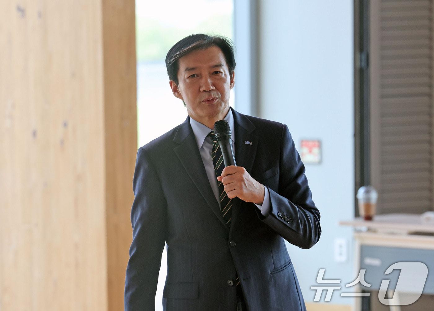 본문 이미지 - 조국 조국혁신당 혁신정책연구원장이 지난 2일 오후 전남광주 신안군 압해읍 보훈회관에서 열린 '2026 신안군 명사 초청 특강'에서 '호남정치의 미래'를 주제로 강연하고 있다. 2026.9.2 ⓒ 뉴스1 박지현 기자