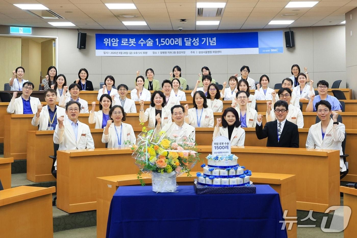 본문 이미지 - 삼성서울병원은 위암 로봇수술 1500례 달성을 축하하기 위해 지난달 28일 기념식을 개최했다. 손태성 진료부원장(맨 앞줄 왼쪽부터), 안지영 위장관외과 교수, 이준호 위장관외과장, 이지연 위암센터장, 김희철 암병원장, 안상훈 위장관외과 교수.(삼성서울병원 제공)