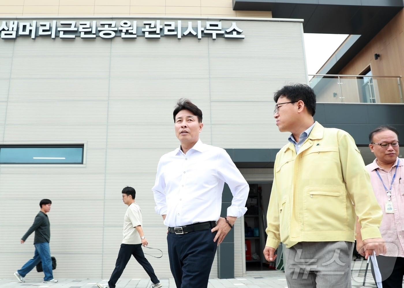 본문 이미지 - 전문학 대전 서구청장이 현장 점검을 하는 모습. (서구 제공. 재판매 및 DB 금지) 