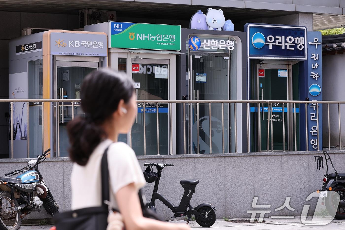 본문 이미지 - 2일 오후 서울 시내의 한 시중은행 ATM 앞으로 시민이 이동하고 있다. 2026.9.2 ⓒ 뉴스1 박지혜 기자