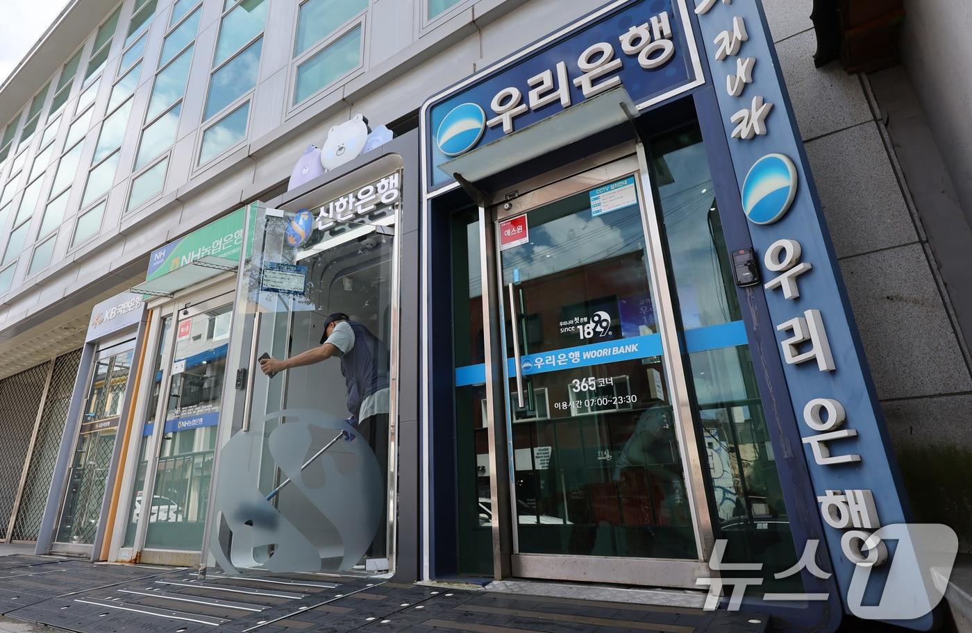 본문 이미지 - 2일 오후 서울 시내의 한 시중은행 ATM 부스에서 관계자가 청소를 하고 있다. 2026.9.2 ⓒ 뉴스1 박지혜 기자