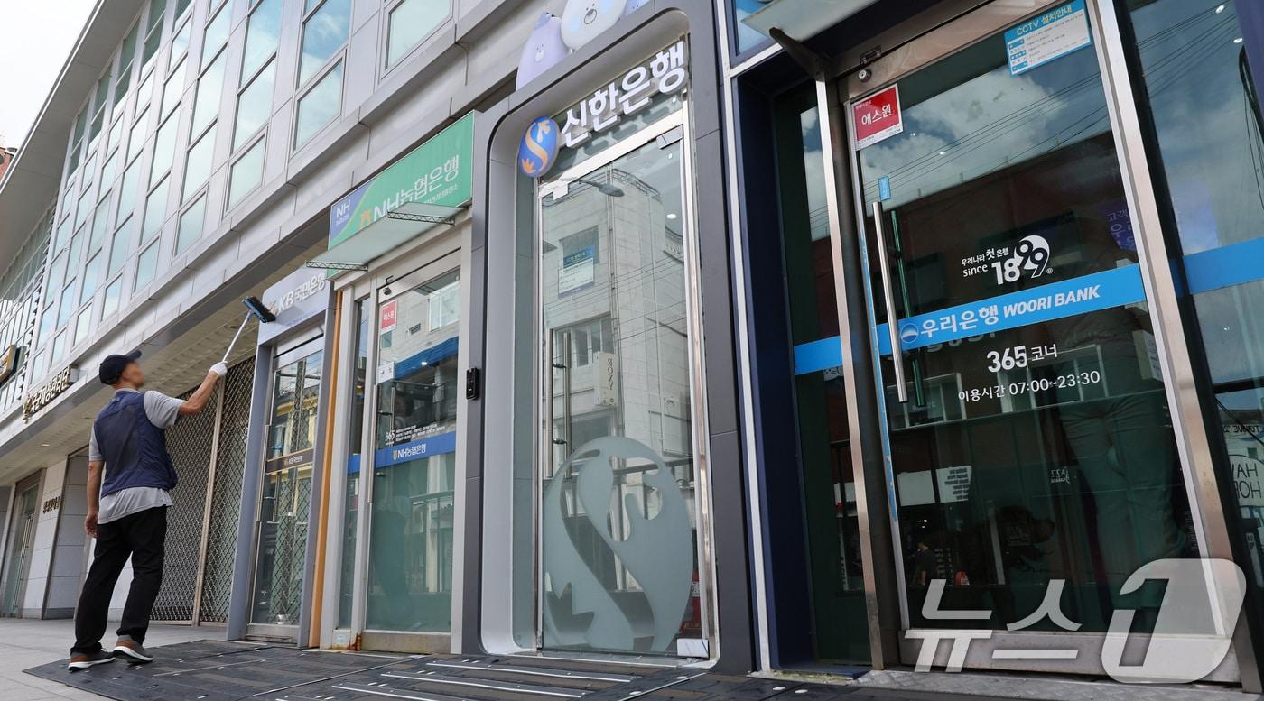 본문 이미지 - 2일 오후 서울 시내의 한 시중은행 ATM 부스에서 관계자가 청소를 하고 있다. 2026.9.2 ⓒ 뉴스1 박지혜 기자